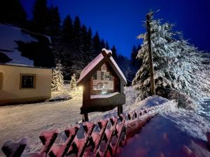 een huis in de sneeuw met een licht erop bij Ferienhaus Bikehütte Rehnhäusl in Fürstenwalde