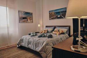 a bedroom with a bed and a desk with a lamp at Asariel Splendido appartamento vista mare e centro storico in Brindisi