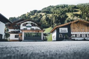 Üldine mäevaade või majutusasutusest Hotel Landhaus Neumayr pildistatud vaade