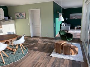 Timeout Lodges - Luxus für Zwei في دودلدورف: غرفة معيشة مع طاولة وكراسي