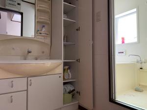 京都villa 別墅包棟的浴室里有洗手池和镜子