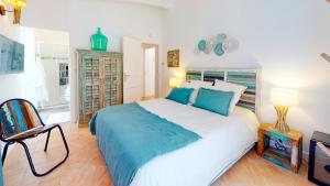Un pat sau paturi într-o cameră la Villa 35 de Saint Aygulf