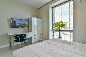 Telewizja i/lub zestaw kina domowego w obiekcie Apartament Faltom 20 Yacht Park Premium