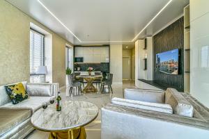 salon z kanapą i stołem w obiekcie Apartament Faltom 20 Yacht Park Premium w mieście Gdynia