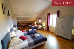 a hotel room with three beds and a suite lift at Airial de Tourteau Chollet in Arbanats