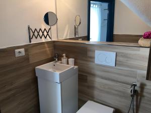 uma casa de banho com um lavatório e um espelho em La Bloo di Vernazza - Sea View - AC&WiFi - Vernazzarentals em Vernazza