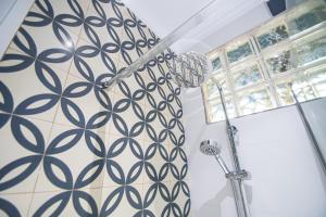 eine Dusche im Bad mit Duschvorhang in der Unterkunft Apartamento El Balcon de Cadiz in Cádiz