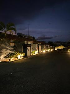Drops Motel Barretos في باريتوس: مبنى به اضاءه في الليل