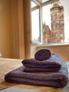 Una pila de toallas encima de una mesa en Luxury Vincents Apartments Kosice, en Košice