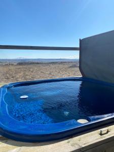 ein blauer Pool mit Wasser auf der Rückseite eines Trucks in der Unterkunft Blue View Cabin 7B With private hot tub in Selfoss