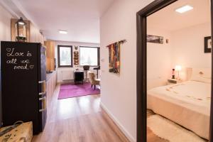 Habitación con cama y habitación con espejo en RentForComfort Castle Suite, en Sinaia