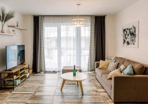 un soggiorno con divano e tavolo di Royal 27 apartman a Keszthely