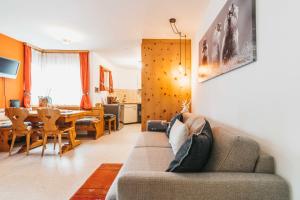 Posezení v ubytování Charming 4 bed flat in Flims