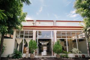 una casa con grandes puertas de cristal y árboles en Hotel La Estacion en Granada