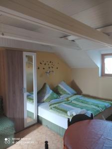 sypialnia z łóżkiem z ptakami na ścianie w obiekcie Apartmanház Gabriella w mieście Harkány