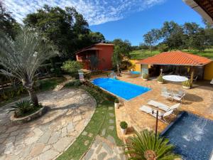 an image of a swimming pool in a yard at Veredas do Cipó in Serra do Cipo