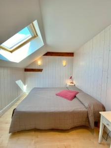 um quarto com uma cama grande e uma janela em Tilleul Plaza Résidence em Gérardmer