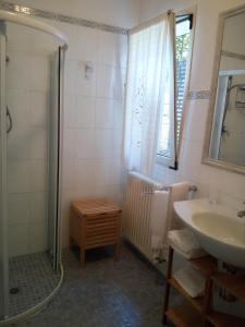 een badkamer met een wastafel en een douche bij My Sea House in Gabicce Mare