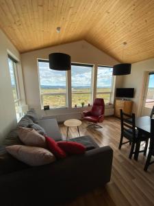 un soggiorno con divano e tavolo di Blue View Cabin 1A With private hot tub a Reykholt