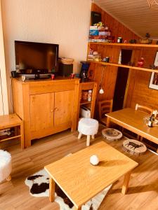 ラ・クリュサにあるDuplex VUE IMPRENABLE, 2 chb, 2 Sdb, 6 persのリビングルーム(木製家具、薄型テレビ付)