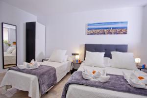 een slaapkamer met 2 bedden en witte handdoeken bij Barcelona City Centre Hostal in Barcelona