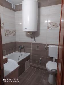 łazienka z toaletą, wanną i umywalką w obiekcie Apartmanház Gabriella w mieście Harkány +37 zdjęć