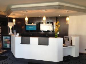 TV a/nebo společenská místnost v ubytování Mercure Cabourg Hôtel & Spa + 37 fotografií