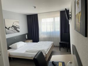Postel nebo postele na pokoji v ubytování Airporthotel Grenchen + 37 fotografií