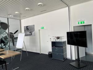 TV a/nebo společenská místnost v ubytování Airporthotel Grenchen