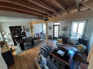 una vista aérea de una sala de estar con muebles en La maison de la baie, wifi, terrasse, 200m du port, en Saint-Valery-sur-Somme