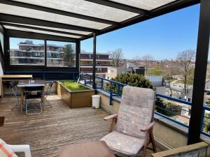 einen Balkon mit Stühlen und einem Tisch auf einem Gebäude in der Unterkunft Hotel Hages in Bad Salzuflen