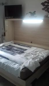 una cama con una luz encima en VACANCES MER, en Saint-Cyr-sur-Mer