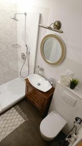 Ένα μπάνιο στο Black Gate - 2 Bedroom Apartment in the Heart of Old Town with Free Private Secured Parking