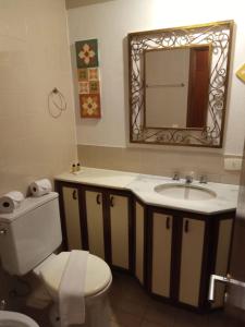 Ett badrum på Real Residence Hotel