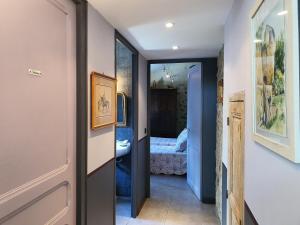 korytarz z drzwiami prowadzącymi do sypialni w obiekcie Le Clos des pins w mieście Claira