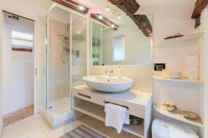 La salle de bains est pourvue d'un lavabo et d'une douche. dans l'établissement Cozy Attico dei Furlani up 4 persons, WIFI and A/C, à Venise