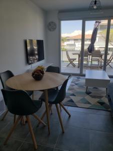 Posezení v ubytování T2 neuf piscine Le Lac + 3 fotografie
