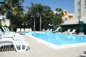 Bazén v ubytování Hotel Rivabella nebo v jeho okolí