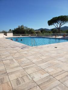 - une piscine avec des personnes à l'eau dans l'établissement Appt T2 neuf avec piscine Le Lac, à Puget-sur Argens