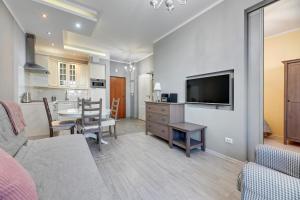 sala de estar con sofá y comedor en Grand Apartments - Neptun Park Jelitkowo - Prowansja, en Gdansk