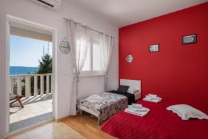 Postel nebo postele na pokoji v ubytování J.B. Beachfront Suites