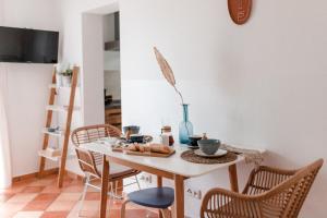 - une salle à manger avec une table et des chaises dans l'établissement ☆Reif für die Insel? Cozy Apartment auf Usedom, à Karlshagen