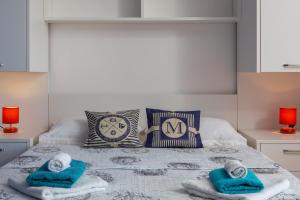 Postel nebo postele na pokoji v ubytování J.B. Beachfront Suites