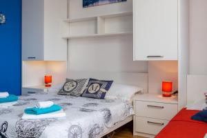 Postel nebo postele na pokoji v ubytování J.B. Beachfront Suites