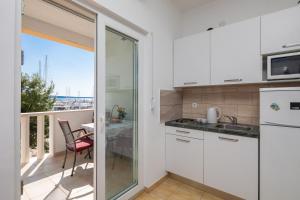 Kuchyň nebo kuchyňský kout v ubytování J.B. Beachfront Suites
