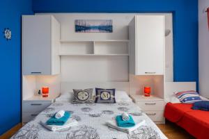 Postel nebo postele na pokoji v ubytování J.B. Beachfront Suites