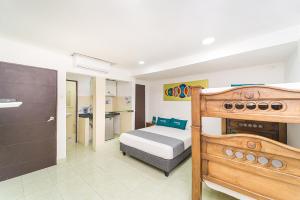a bedroom with a bed and a bathroom at Hotel Ayenda Casa Paraiso 1327 in Barranquilla