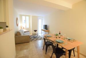- une salle à manger avec une table et un canapé dans l'établissement Nice Renting - PAIROLIERE - SPACIOUS FLAT - OLD NICE - MASSENA - TERRACE, à Nice