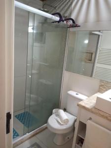 een badkamer met een toilet en een glazen douche bij Studio próximo ao centro de gramado in Gramado