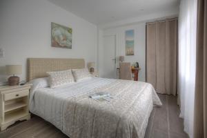 Postel nebo postele na pokoji v ubytování Hôtel Le Nautile